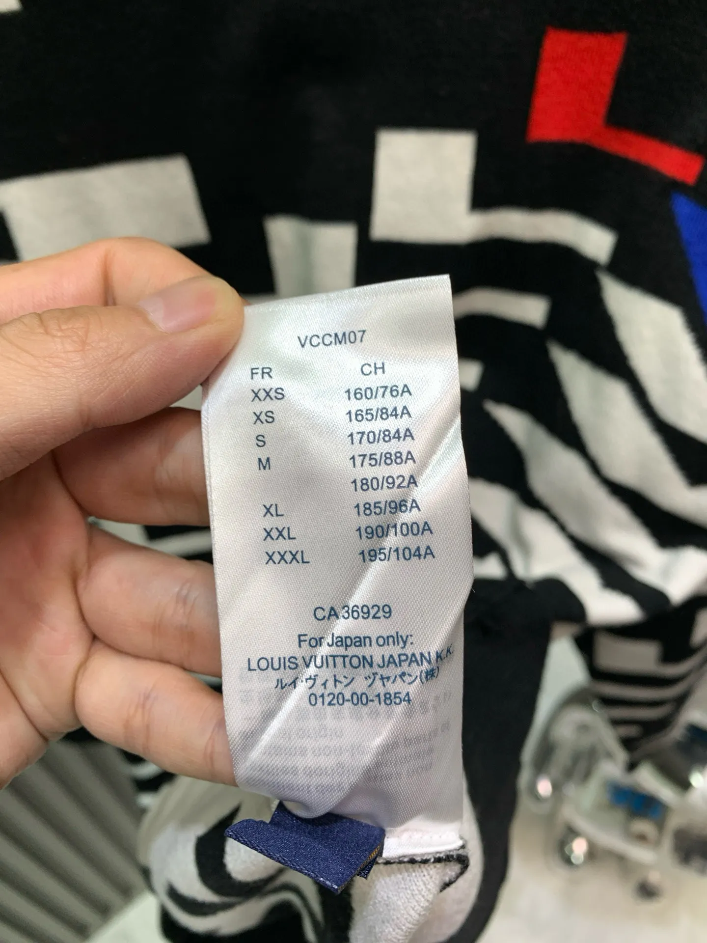 🅿️360 🀄️ Louis Vuitton 1v 2025 new jacquard knitted wool pullover ⚠️The original internal price is 15600 purchased💰 This style is made of 50 wool 50 polyamide fiber 26-count double-ply blended yarn and is dyed blue and red on the board. The flowers are manually counted by the painter and then finely modified. It adopts imported 12-knitting machine full-piece cylindrical jacquard and 3-color cylindrical hanging jacquard process. It takes 380 minutes. Special wool washing process makes the fabric texture softer and more delicate. The velvet feel has warmth and affinity. The touch is self-evident. There is no thorny feeling when worn next to the body. It has excellent thermal insulation coefficient and does not deform. Same style for men and women.